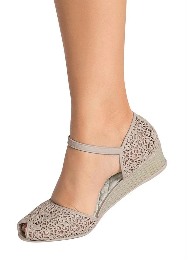 Outlet - Sapatilha Anabela Bege com Detalhes Vazados 5