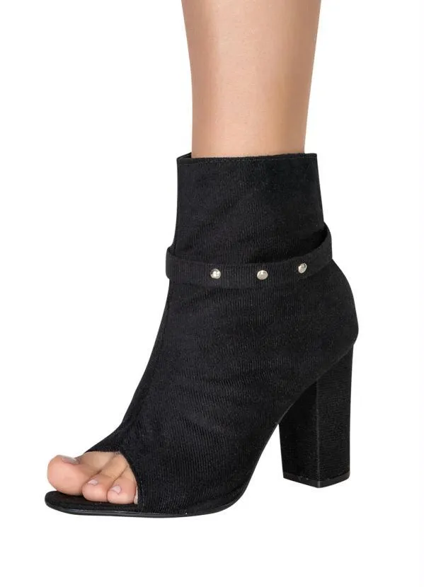 Perfecta - Ankle Boot Preta em Camurça Sintética 6