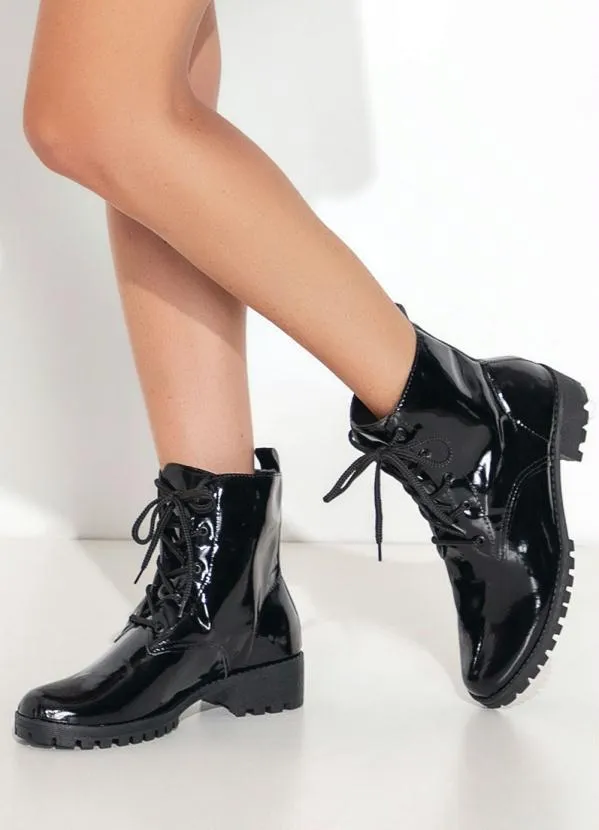 Bota Preta em Verniz Perfecta