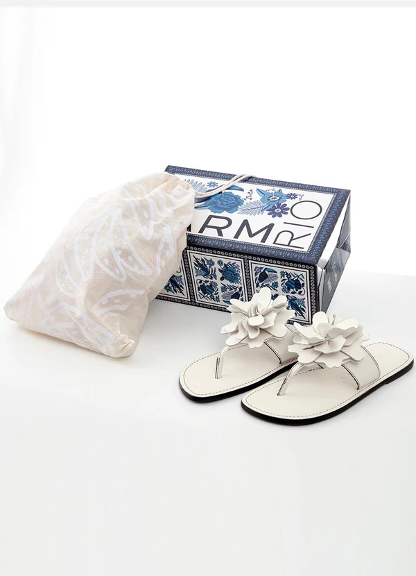 Farm - Sandália Salto Rasteiro Bege 4