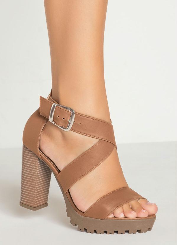 Outlet - Sandália Caramelo com Fivela e Salto Tratorado 4