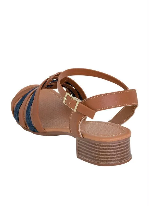 Perfecta - Sandália com Tiras Caramelo e Jeans 2