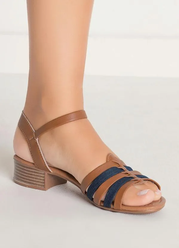 Perfecta - Sandália com Tiras Caramelo e Jeans 4