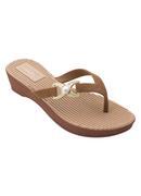 Tamanco Bege com Adere�o Dourado