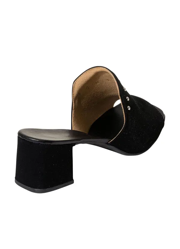 Perfecta - Tamanco Preto em Nobuck com Detalhe de Tachas 2