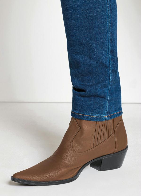 Outlet - Bota Marrom Bico Fino com Elástico 7