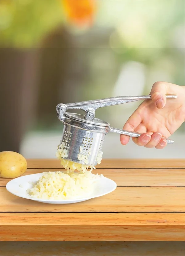 Lar e Lazer - Espremedor de Batata Prata em Alumínio 1 Peça 2