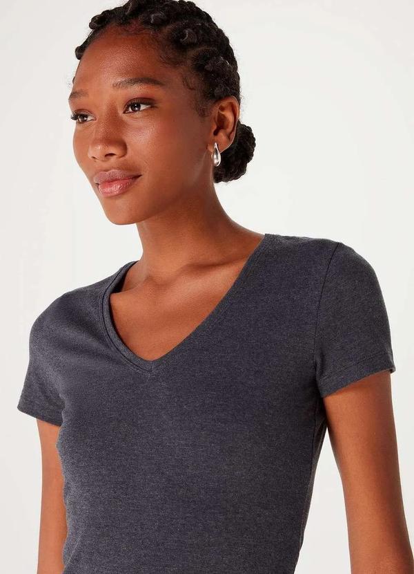 Hering - Blusa Basica Feminina Decote V com Elastano Cinza 2