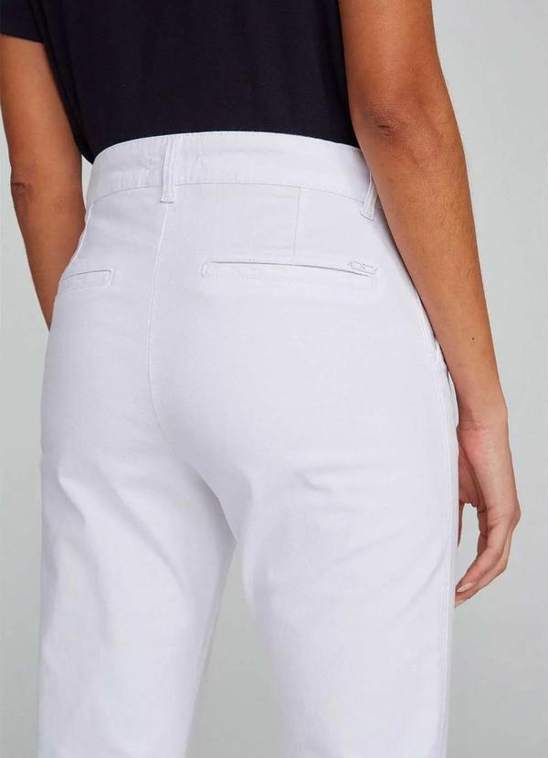 Hering - Calca Basica Feminina Cintura Media Chino com Elastano Branco 2