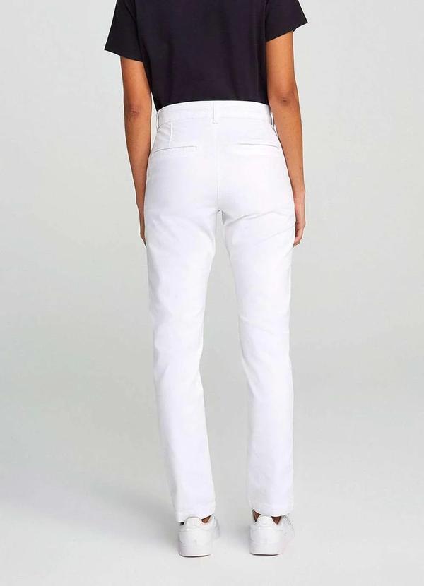 Hering - Calca Basica Feminina Cintura Media Chino com Elastano Branco 4