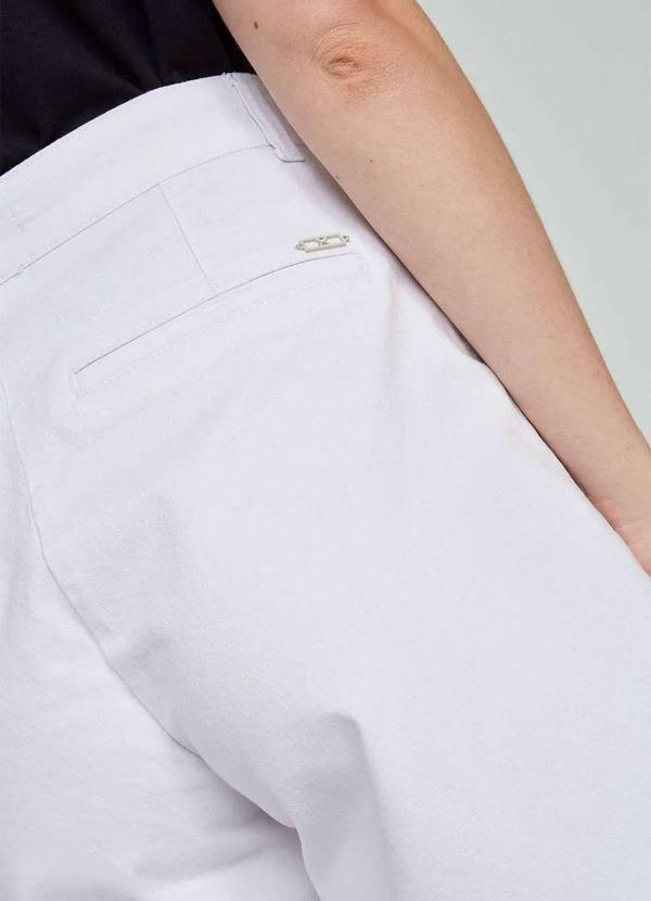 Hering - Bermuda Basica Feminina Cintura Media de Sarja Chino Branco