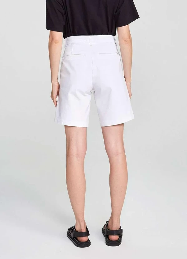 Hering - Bermuda Basica Feminina Cintura Media de Sarja Chino Branco 3