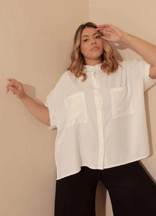 Bold - Camisa Quadrada com Bolsos Viscose Plus Size Bege