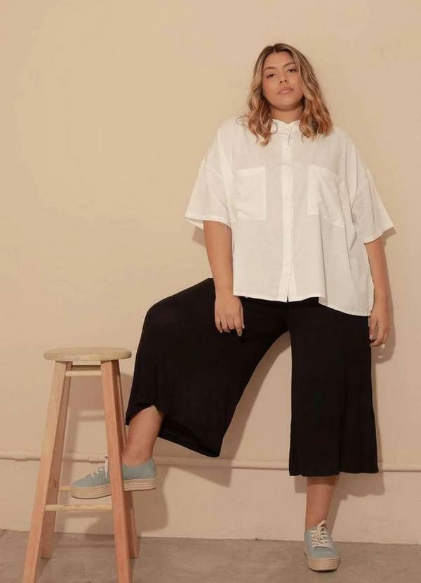 Bold - Camisa Quadrada com Bolsos Viscose Plus Size Bege