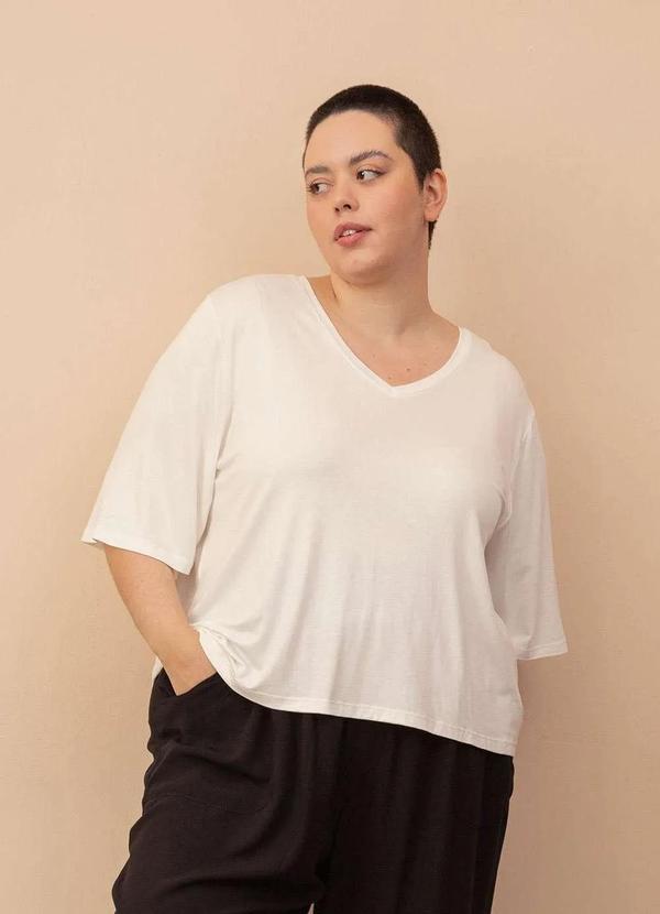 Bold - Camiseta Quadrada Decote V Plus Size Branco