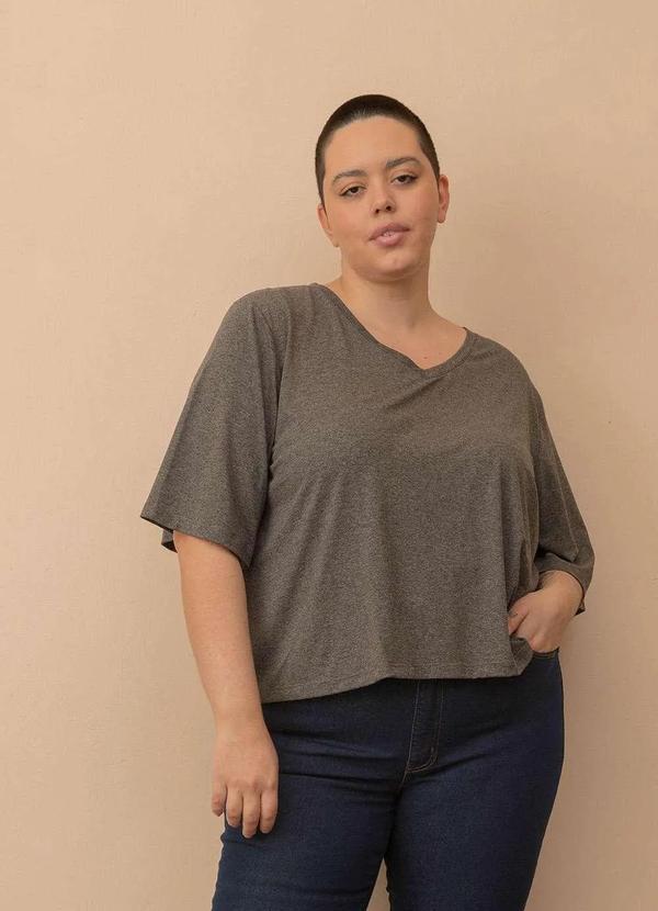 Bold - Camiseta Quadrada Decote V Plus Size Cinza