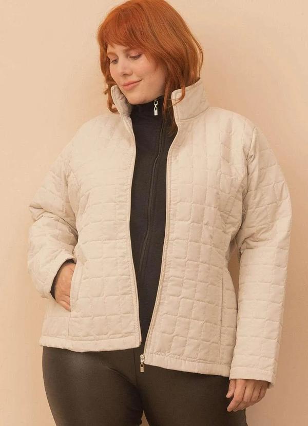 Bold - Jaqueta Matelassê Geométrica Plus Size Bege