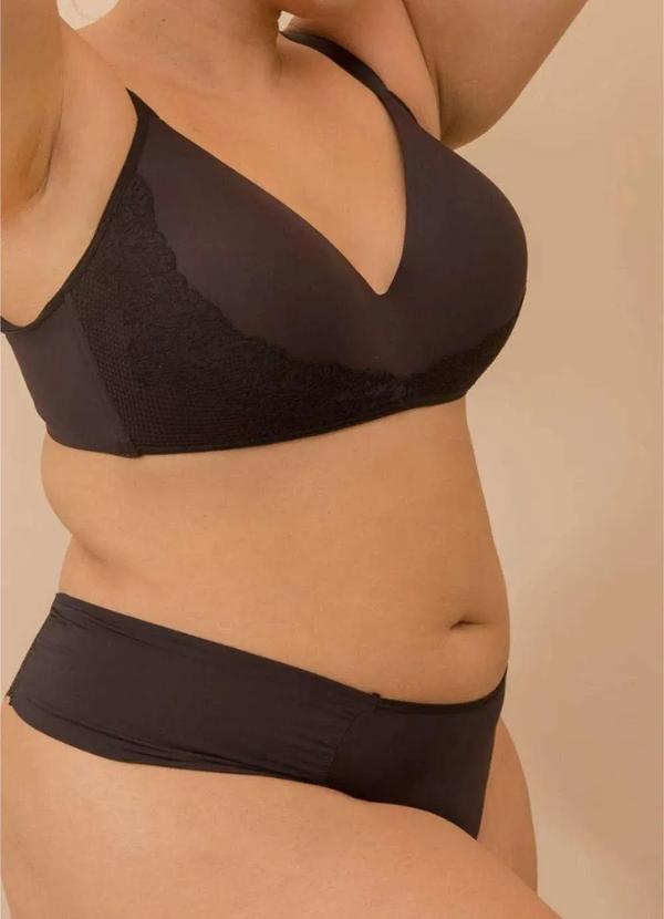2rios - Calcinha Fio Dental em Renda Lateral Drapeada Plus Size Preto 2