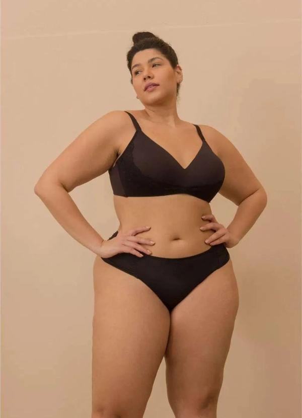 2rios - Calcinha Fio Dental em Renda Lateral Drapeada Plus Size Preto 4