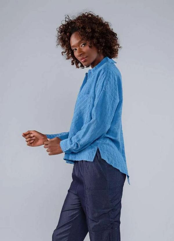 Lamis - Camisa Viscose com Abertura nas Costas e Bolso Azul 3