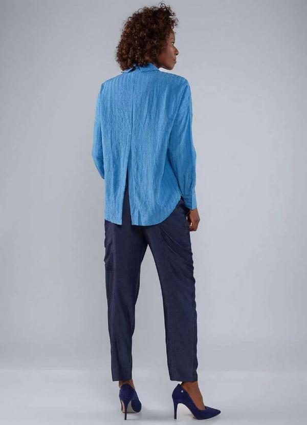 Lamis - Camisa Viscose com Abertura nas Costas e Bolso Azul 4