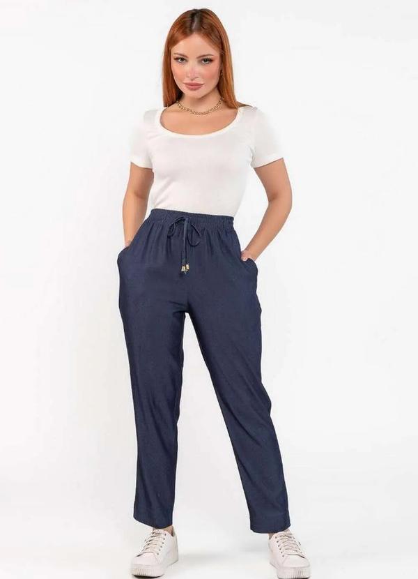 Lamis - Calça Lisa Tencel Bolso Faca Azul Marinho