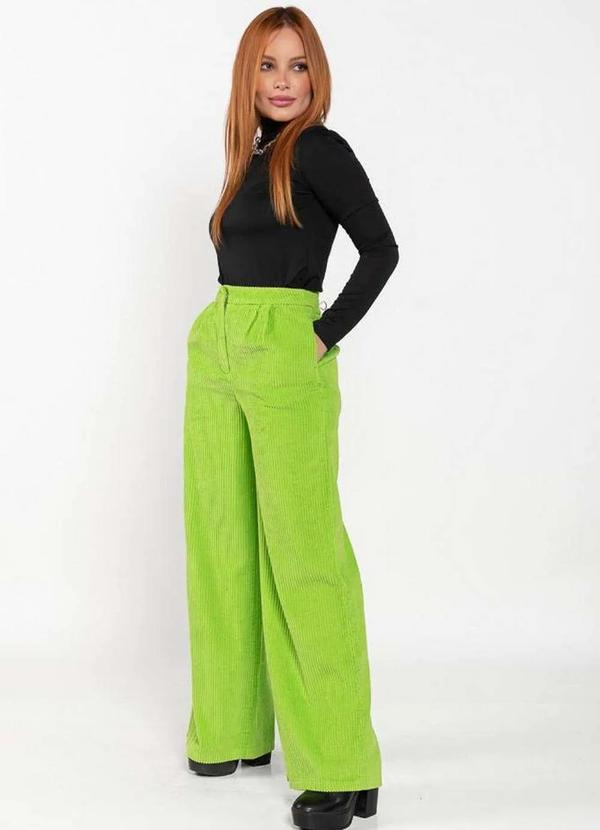 Lamis - Calça Pantalona Canelada em Suede Verde