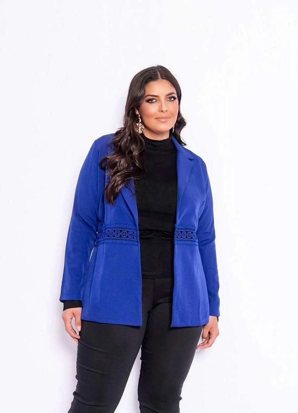Predilects Plus - Blazer Plus Size Alfaiataria e Renda Azul