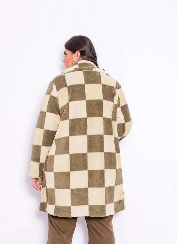 Predilects Plus - Casaco Plus Size Teddy Quadriculado Bege 2