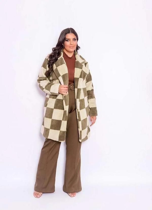 Predilects Plus - Casaco Plus Size Teddy Quadriculado Bege 3