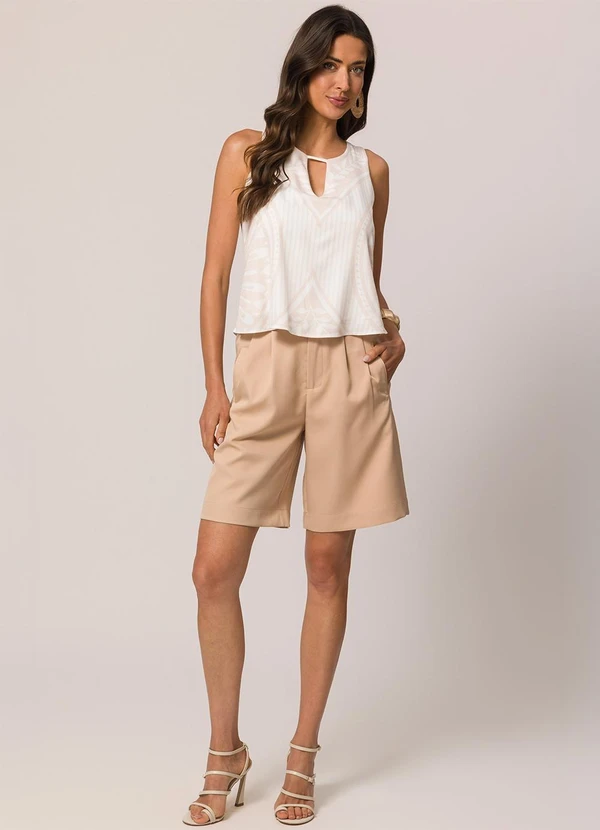 Doce Trama - Bermuda Alfaiataria Comfy com Cós de Botão Bege 5