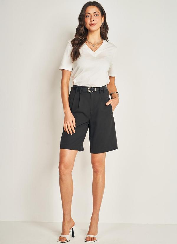 Doce Trama - Bermuda Alfaiataria Comfy com Cós de Botão Preto 3