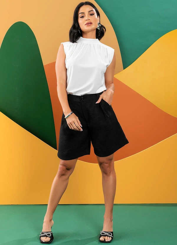 Quintess - Bermuda Preta em Tecido Texturizado com Bolsos 5