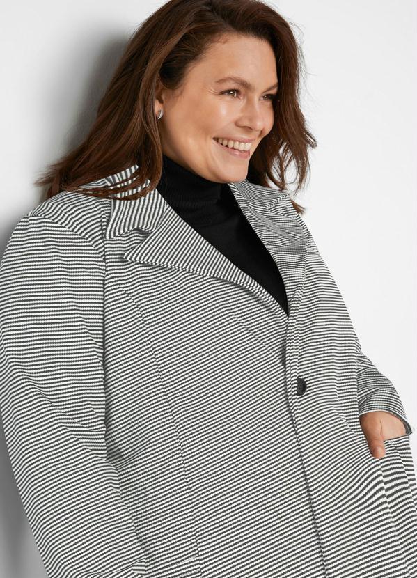 Queima Estoque - Blazer Alongado com Botão Preto/Branco 6