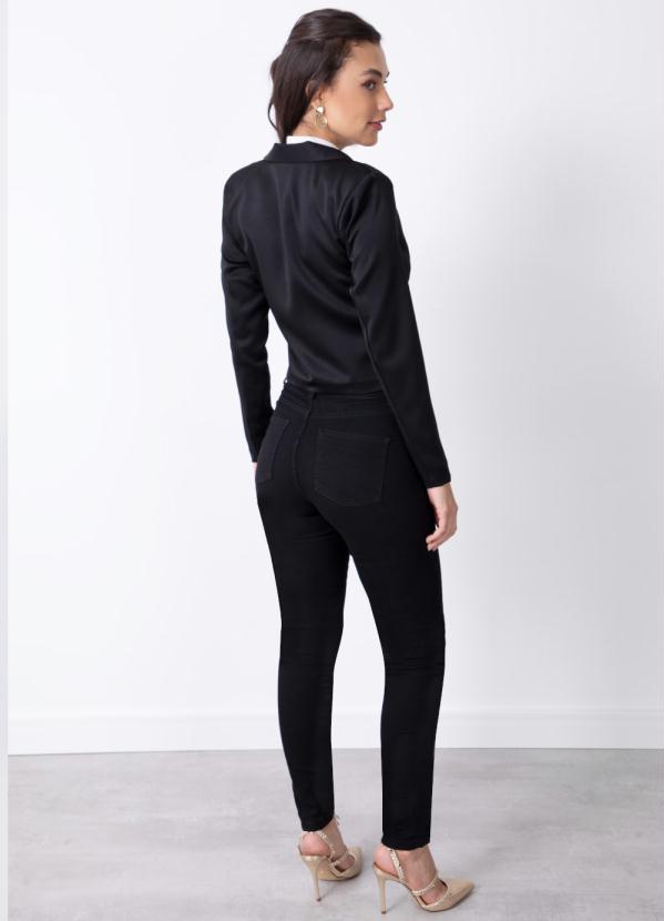Quintess - Blazer Curto Preto com Ombreira 3