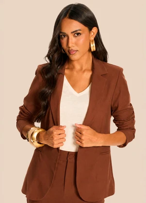 Doce Trama - Blazer de Alfaiataria em Sarja Miragem Marrom - DOCE TRAMA