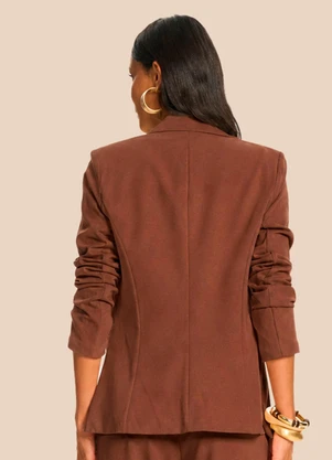 Doce Trama - Blazer de Alfaiataria em Sarja Miragem Marrom - DOCE TRAMA