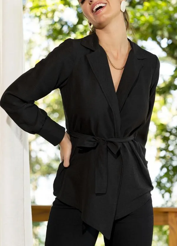 Quintess - Casaco Preto em Crepe Plano com Faixa
