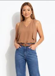 Blusa Alfaiataria Caramelo com Decote V e Amarra��o no Ombro