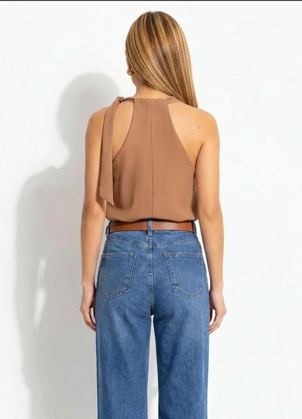 Quintess - Blusa Alfaiataria Caramelo com Decote V e Amarração no Ombro 2