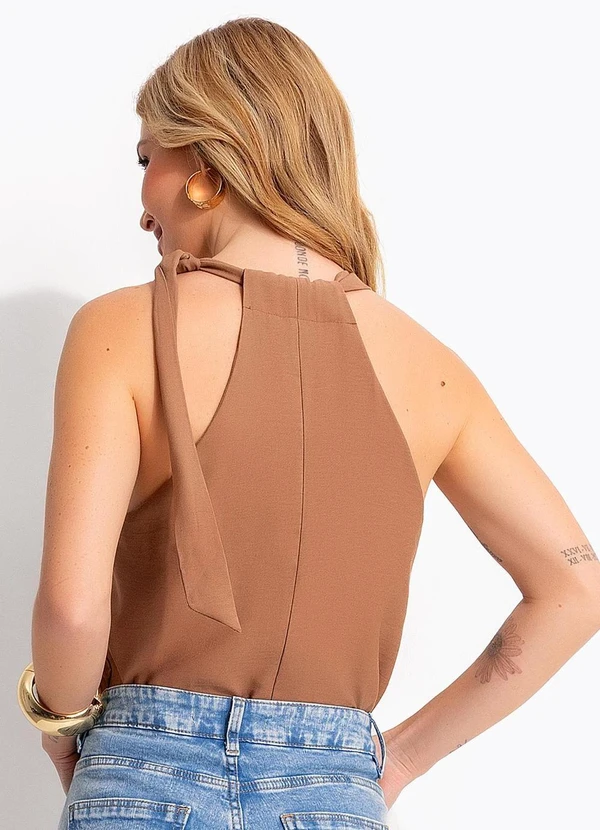Quintess - Blusa Alfaiataria Caramelo com Decote V e Amarração no Ombro 6