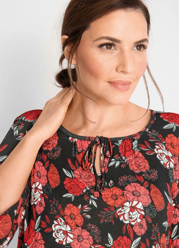 Outlet - Blusa com Amarração e Mangas 7/8 Floral Dark 7
