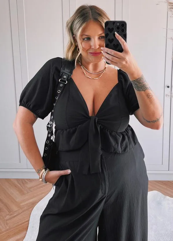 Quintess - Cropped Preto em Crepe Plano com Amarração