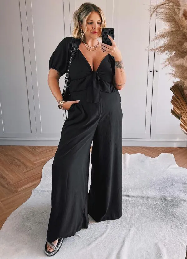 Quintess - Cropped Preto em Crepe Plano com Amarração