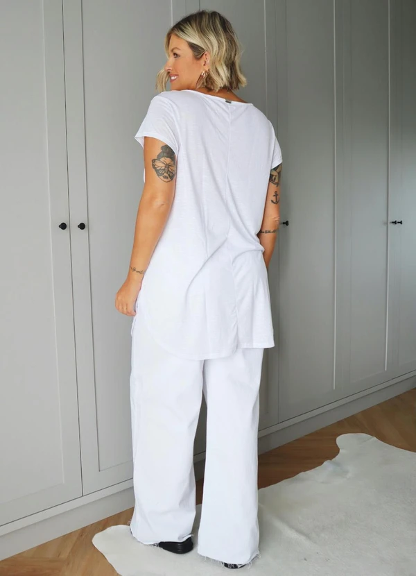 Quintess - Blusa Alongada Branca com Decote V 10