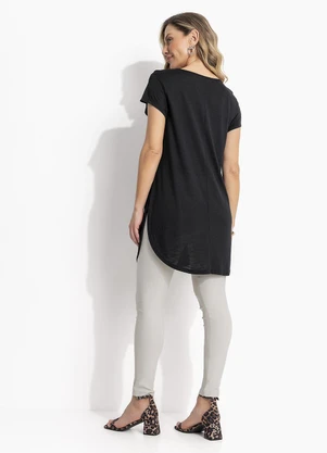 Quintess - Blusa Alongada Preta com Barra Arrendondada - QUINTESS