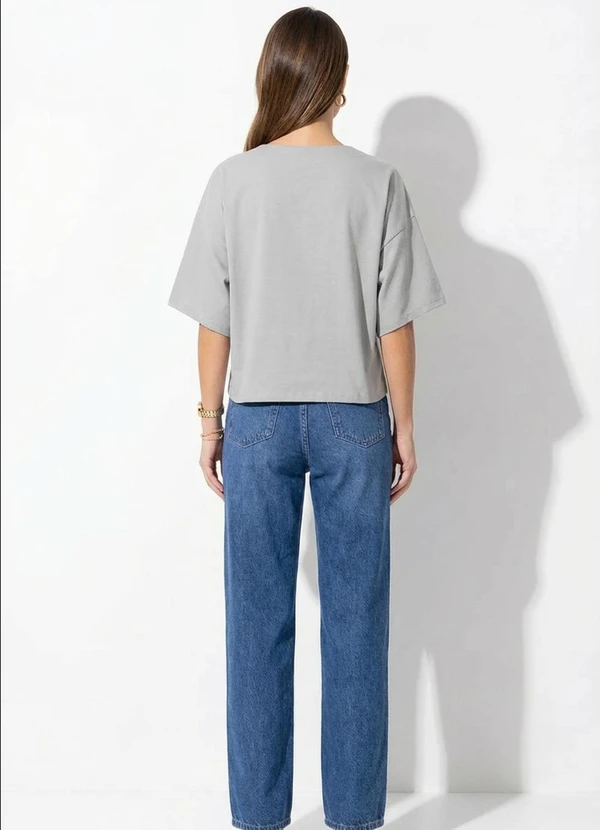 Quintess - Blusa Ampla Cinza Claro com Manga Morcego e Detalhe de Botão 4