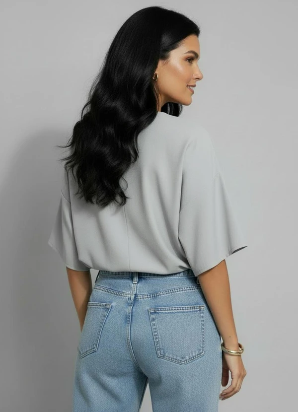 Quintess - Blusa Ampla Cinza Claro com Manga Morcego e Detalhe de Botão 6