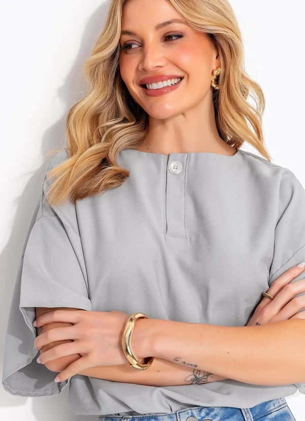 Quintess - Blusa Ampla Cinza Claro com Manga Morcego e Detalhe de Botão 9