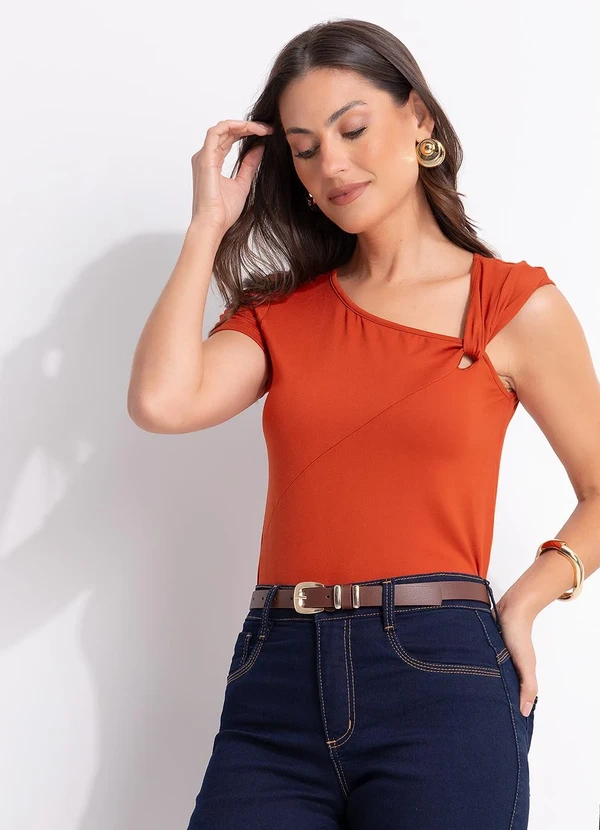 Quintess - Blusa Assimétrica Terracota em Malha Suede com Detalhe de Torção 6